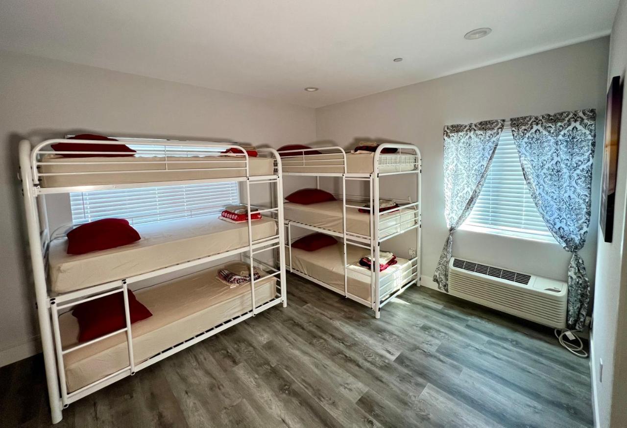 Pineapple Hostel *